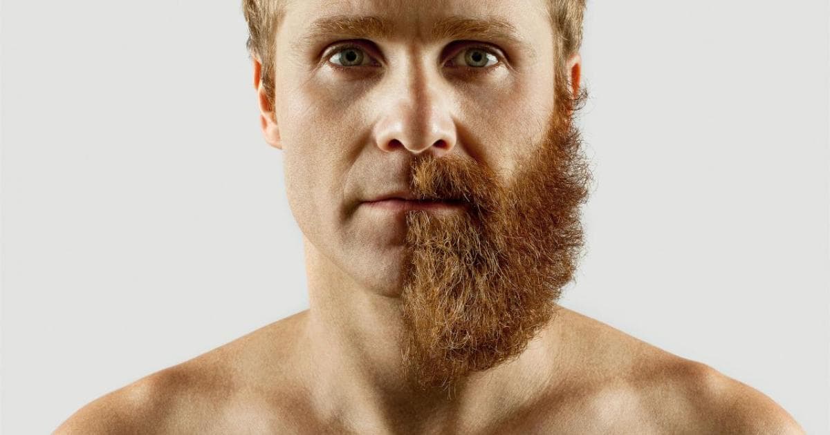 Un homme avec une barbe à moitié rasé.