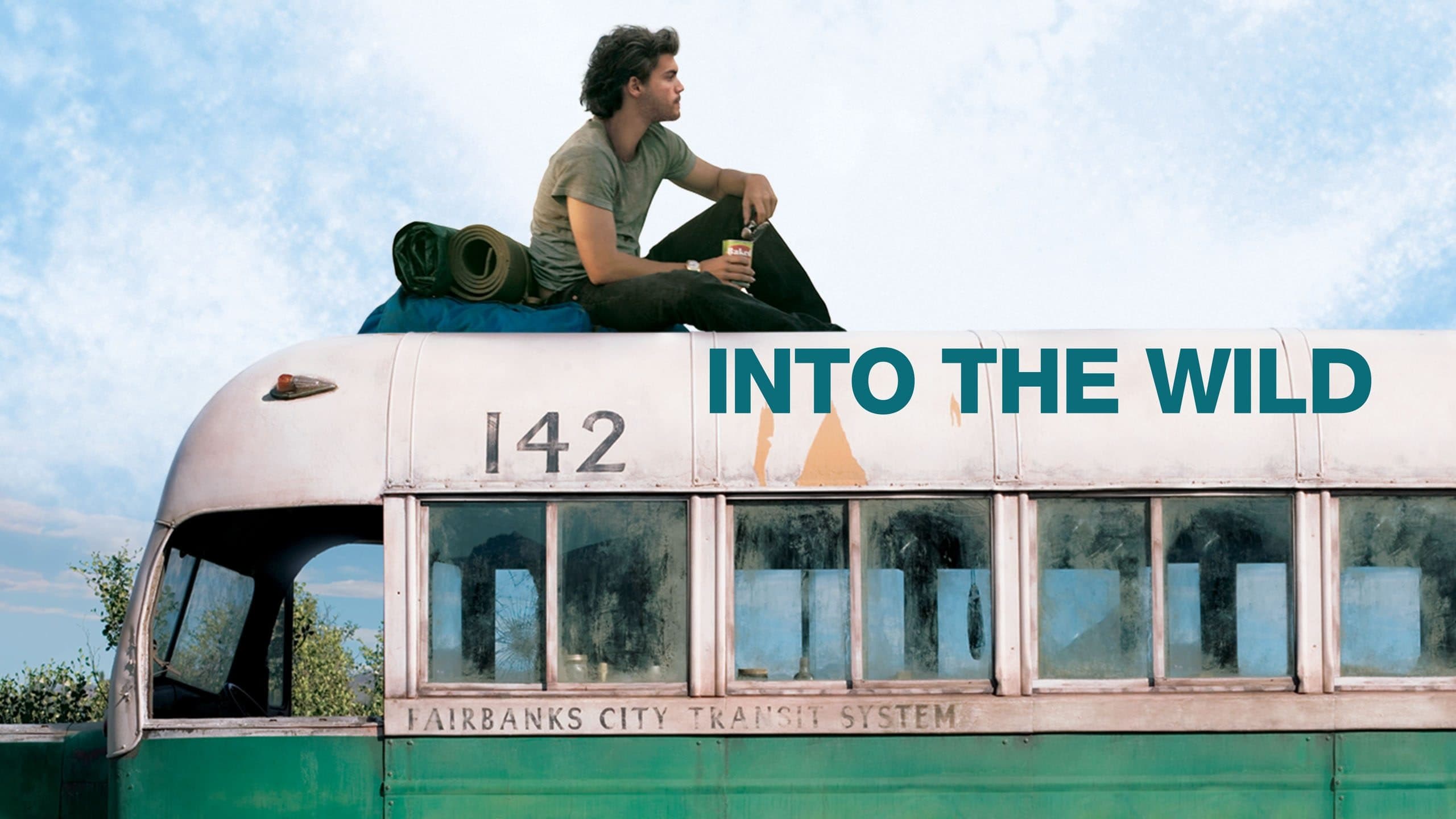 Emile Hirsch assis sur un bus dans dans une scène du film "Into the Wild"